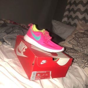 size 6 nike Rosherun shoes